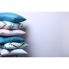 gros-plan-oreillers-colores-elegants-dans-chambre-mur-gris-coussins-bleu-fonce-rose-bleu-espace-copie-concept-maison-confortable_98774-250